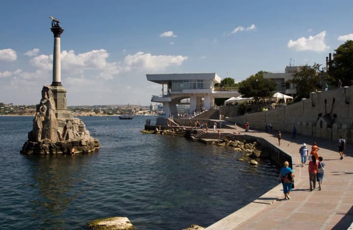 kitaiskoe-sudno-trizhdi-zakhodilo-v-okkupirovannii-sevastopol-narushaya-zapret-ft