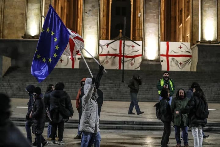 100-dniv-protestiv-u-hruzii-chomu-tysiachi-liudei-znovu-vyishly-na-vulytsi