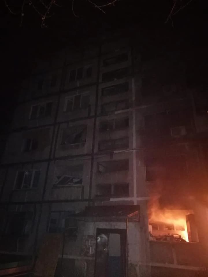 po-menshei-mere-5-chelovek-pogibli-i-15-raneni-predvaritelnie-posledstviya-udarov-po-dobropolyu-v-donetskoi-oblasti