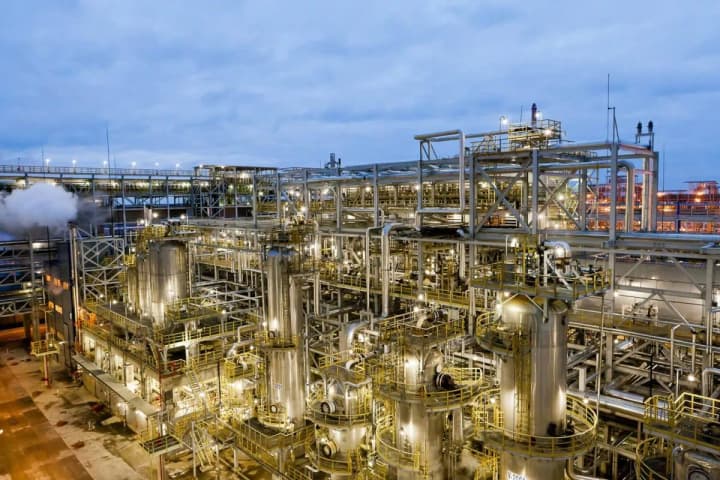 neftepererabativayushchii-kompleks-v-rf-atakovali-droni-gur-istochniki