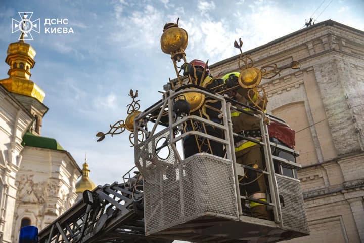 a-cross-partially-collapsed-at-the-kyiv-pechersk-lavra-it-was-lowered-to-the-ground-by-rescuers