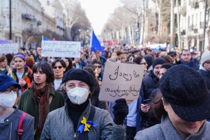 zhinky-proty-rezhymu-u-trokh-mistakh-hruzii-vidbudutsia-protestni-aktsii