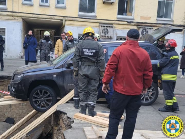 u-tsentri-kyieva-try-avtomobili-provalylysia-pid-zemliu