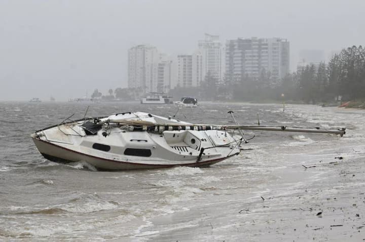 v-avstralii-tsyklon-alfred-zalyshyv-ponad-330-tysiach-budynkiv-i-pidpryiemstv-bez-svitla