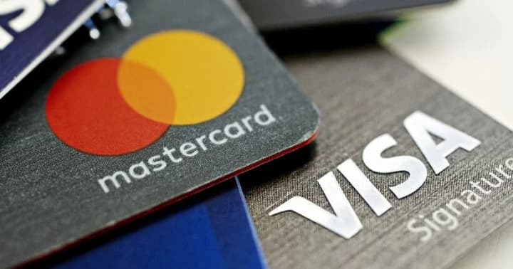 u-roboti-visa-ta-mastercard-fiksuiut-zbii-ukraintsi-skarzhatsia-na-nemozhlyvist-rozrakhuvatysia-v-mahazynakh