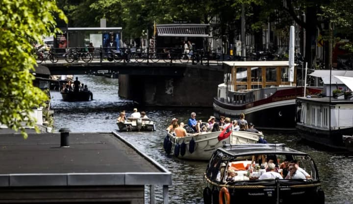 amsterdam-bans-boats-with-internal-combustion-engines-on-the-canals
