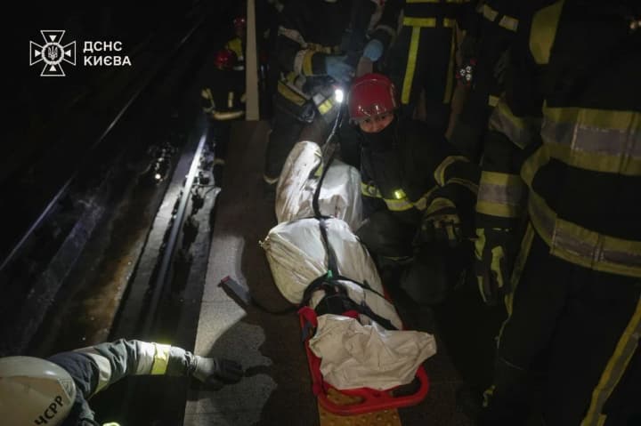 trahichnyi-intsydent-u-kyivskomu-metro-pasazhyr-zahynuv-pid-potiahom