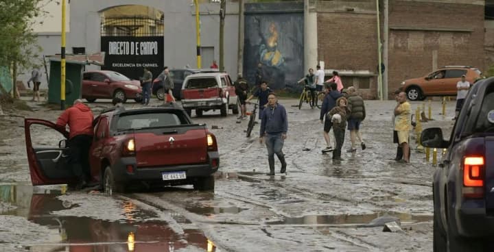 at-least-16-dead-a-three-day-national-mourning-has-been-declared-in-argentina-for-the-flood-victims