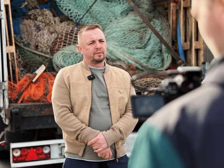 metsenat-oleh-krot-razom-iz-volonterskymy-orhanizatsiiamy-peredav-blyzko-600-tonn-sitok-dlia-frontu-v-ramkakh-proiektu-pavutynnia