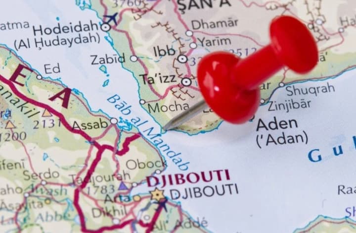 khusyty-pohrozhuiut-atakamy-na-izrailski-sudna-u-chervonomu-ta-araviiskomu-moriakh