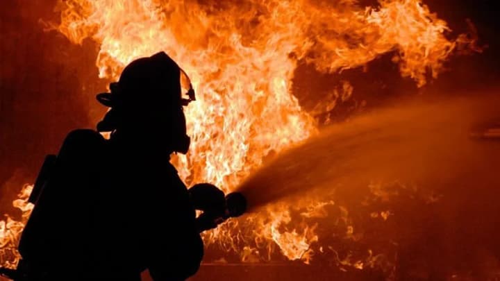 a-large-scale-fire-broke-out-in-the-capitals-podil-district-a-house-is-on-fire