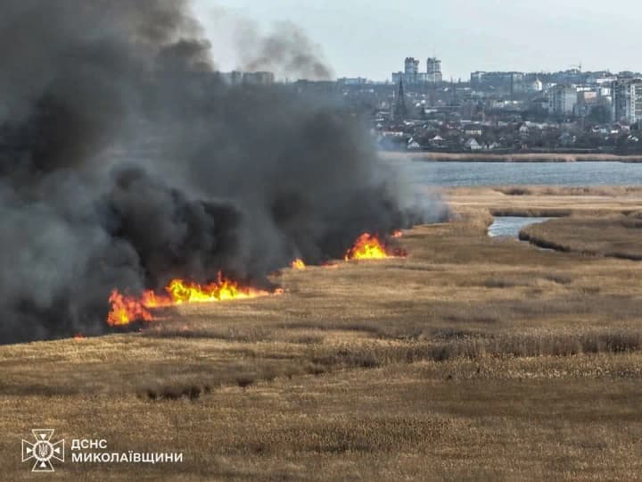 mykolaiv-zatiahlo-dymom-za-mistom-horiv-ocheret