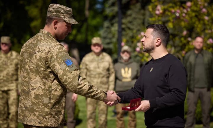 zelenskyi-pidpysav-ukazy-pro-vidznachennia-voiniv-zsu-derzhavnymy-nahorodamy