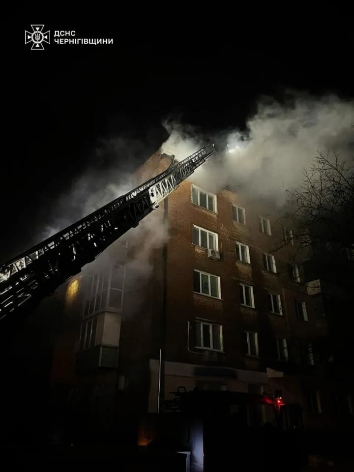 u-chernihovi-likviduvaly-pozhezhu-v-bahatopoverkhivtsi-pislia-vluchannia-evakuiovano-odnu-litniu-zhinku