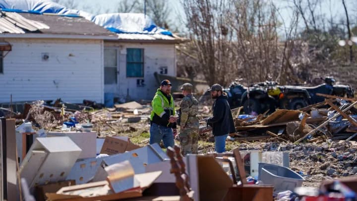 tornado-v-ssha-37-zahyblykh-tramp-zadiiav-natshvardiiu-v-arkanzasi