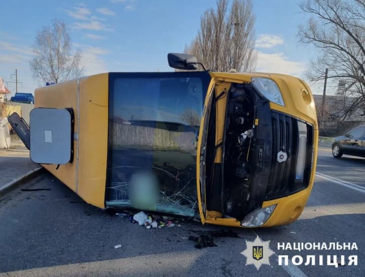 na-kyivshchyni-marshrutka-perekynulasia-pislia-zitknennia-piatero-travmovanykh