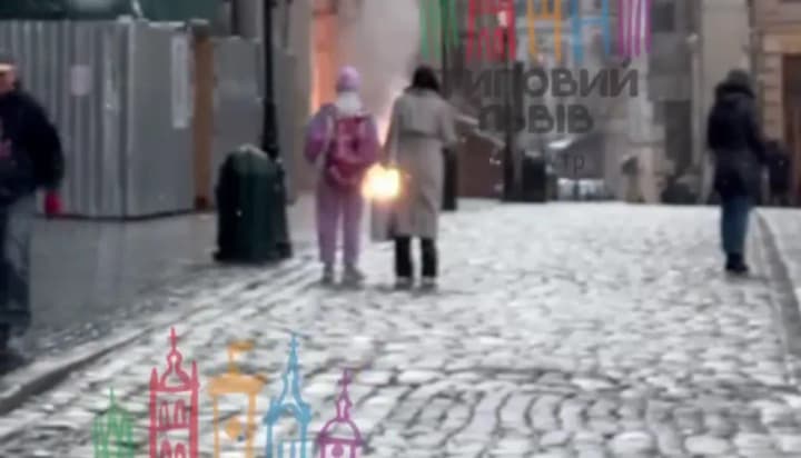 u-tsentri-lvova-na-ploshchi-rynok-vybukhnuv-pidzemnyi-kabel