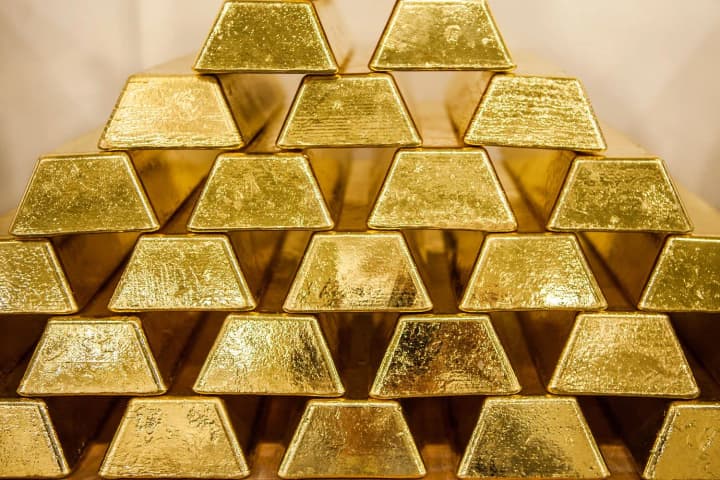 zoloto-rekordno-podorozhchalo-zavdiaky-popytu-na-aktyvy-prytulky-v-ochikuvanni-rishennia-frs