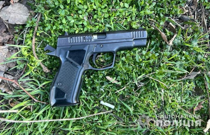 u-kremenchutsi-cholovik-poranyv-z-travmatychnoi-zbroi-viiskovoho-pravookhorontsi-ziasovuiut-obstavyny