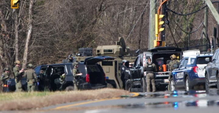 cholovik-z-pistoletom-pohrozhuvav-bilia-budivli-tsru-u-virdzhynii-na-mistsi-pratsiuiut-snaipery-i-hrupy-zi-zneshkodzhennia-vybukhivok