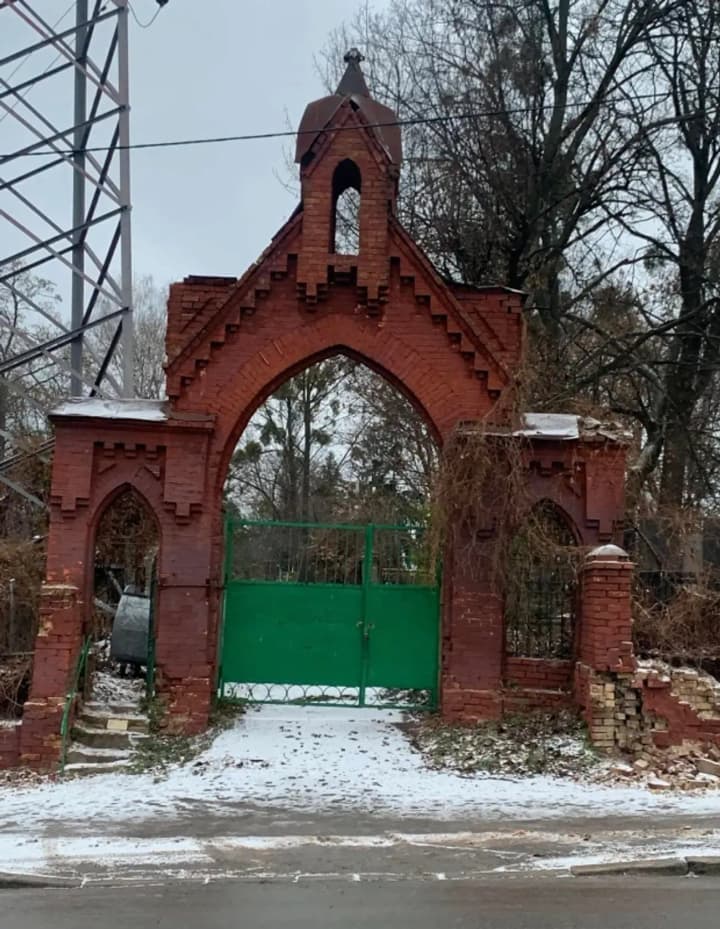 demontazh-istorychnoi-ohorozhi-baikovoho-kladovyshcha-pryzupyneno-shcho-vidomo