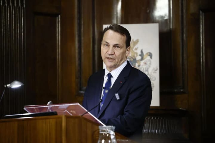sikorski-trumps-attitude-to-the-war-in-ukraine-threatens-global-trust-in-the-us