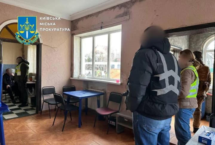 zmushuvaly-alkozalezhnykh-bezoplatno-pratsiuvaty-na-budivnytstvi-na-kyivshchyni-vykryly-psevdoreabilitatsiinyi-tsentr