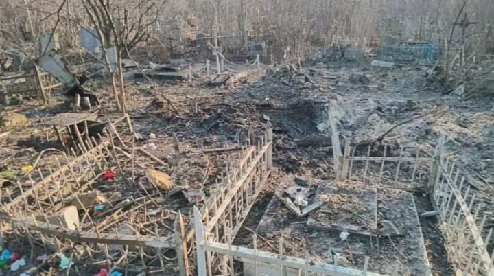 vorozhi-drony-poshkodyly-kladovyshche-v-odesi-znyshcheno-blyzko-30-mohyl