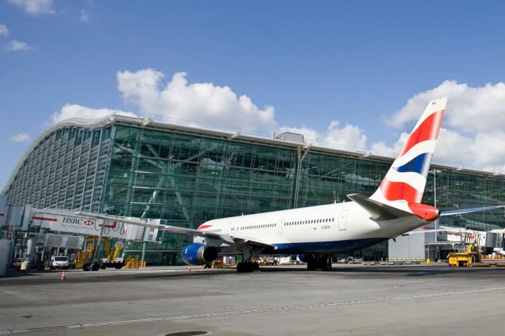 v-aeroportu-hitrou-ne-znaiut-koly-povernut-svitlo-pislia-pozhezhi-zboi-ochikuiutsia-dekilka-dniv