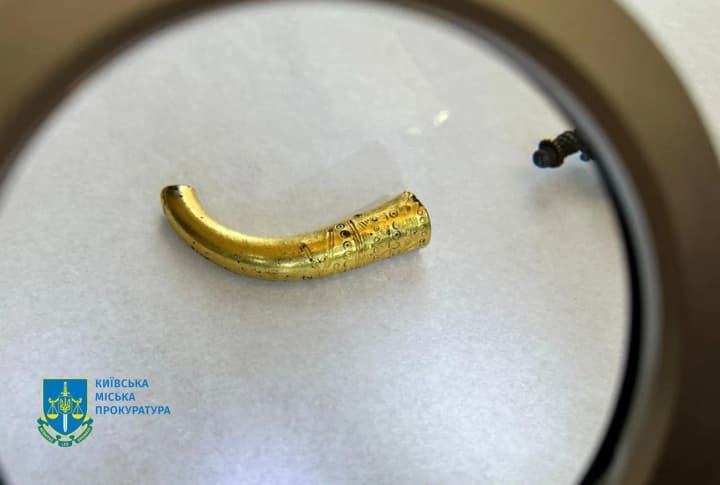 vkradeni-skarby-politsiia-vyluchyla-ta-peredala-muzeiu-istorii-ukrainy-try-skarby-yaki-namahalysia-prodaty-v-merezhi