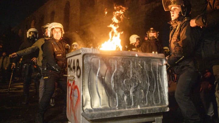 u-turechchyni-zatrymano-ponad-340-liudei-cherez-protesty-na-pidtrymku-holovnoho-supernyka-erdohana