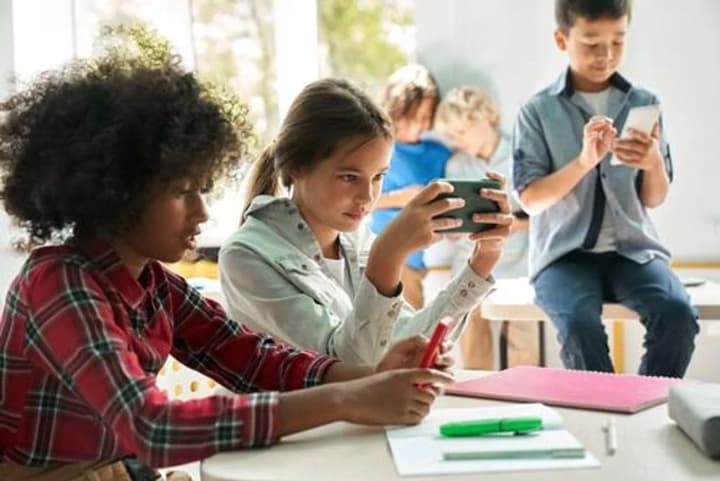 mobile-phones-may-be-banned-in-american-schools-what-is-the-reason