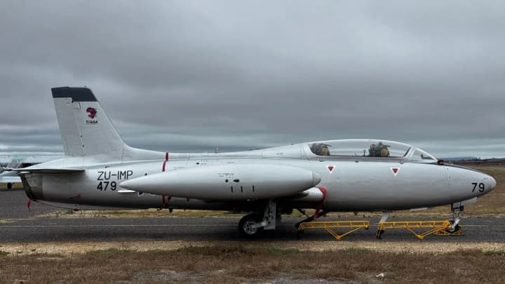 v-yuzhnoi-afrike-vo-vremya-aviashou-razbilsya-samolet-pogib-opitnii-pilot