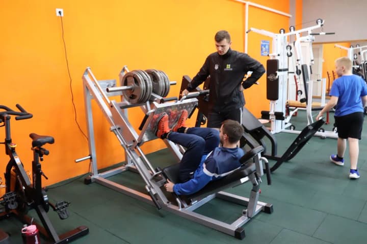 fizicheskoe-vosstanovlenie-i-podderzhka-pobratimov-kak-v-derazhne-rabotaet-adaptivnii-klub-dlya-veteranov