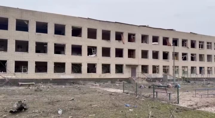 rosiiany-vdaryly-po-tsentru-sum-poshkodzheno-bahatopoverkhivky-ye-poraneni