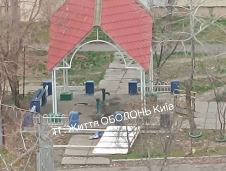 v-kieve-na-devushku-upal-informatsionnii-shchit-ona-vizhila