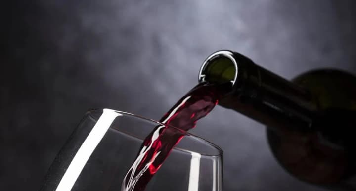 sluzhbovtsi-upts-mp-orhanizuvaly-pidpilne-vyhotovlennia-vyna-detektyvy-beb-vyluchyly-maizhe-20-tysiach-litriv-alkoholiu