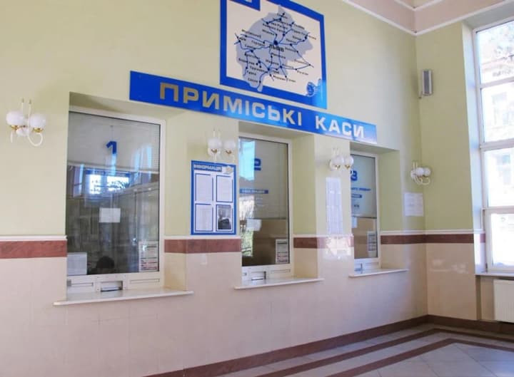 ukrzaliznytsia-rozpochala-prodazh-kvytkiv-na-poizdy-dalekoho-spoluchennia-u-prymiskykh-kasakh