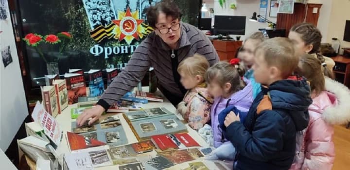 spasibo-dedu-za-pobedu-v-melitopole-okkupanti-provodyat-ocherednuyu-aktsiyu-po-navyazivaniyu-russkogo-mira-ukrainskim-detyam-tsns