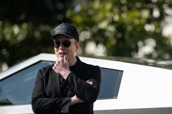 doge-maska-vziavsia-za-vyvchennia-intsydentu-z-chatom-u-signal-z-viiskovymy-planamy-ssha