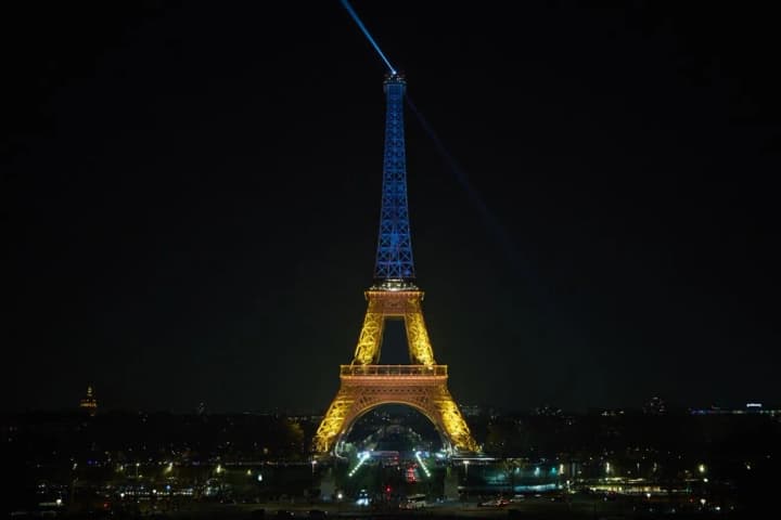the-eiffel-tower-was-illuminated-with-the-colors-of-the-ukrainian-flag-in-honor-of-zelenskys-visit