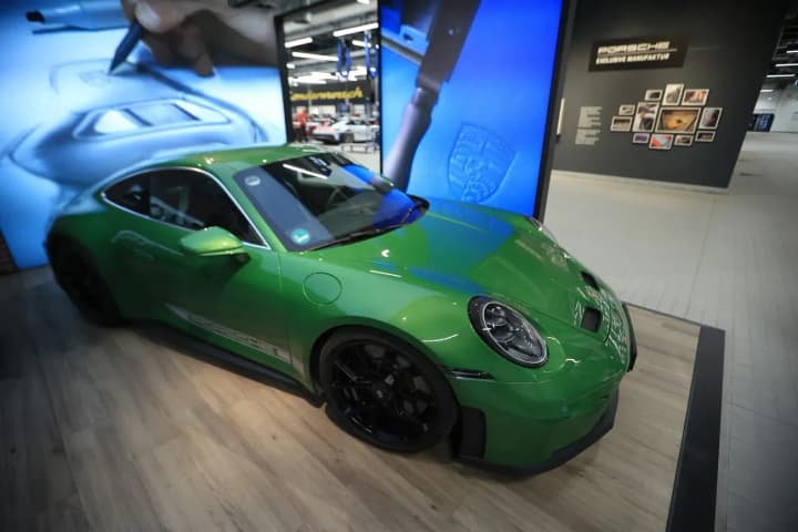 avtovyrobnykam-yes-zahrozhuiut-miliardni-zbytky-cherez-taryfy-trampa-yaka-sytuatsiia-na-rynku