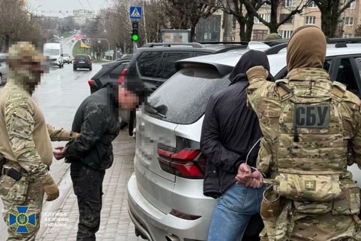 vmeste-s-soobshchnikami-vibival-molotkami-dan-s-mobilizovannikh-i-onkobolnikh-zaderzhan-reketir-iz-rf