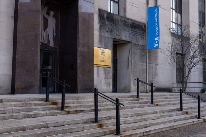 sud-pryzupynyv-sproby-administratsii-trampa-likviduvaty-holos-ameryky