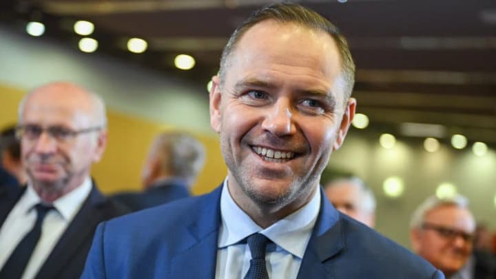 kandidat-v-prezidenti-polshi-stal-obektom-nasmeshek-iz-za-pereodevaniya-dlya-reklami-sobstvennoi-knigi