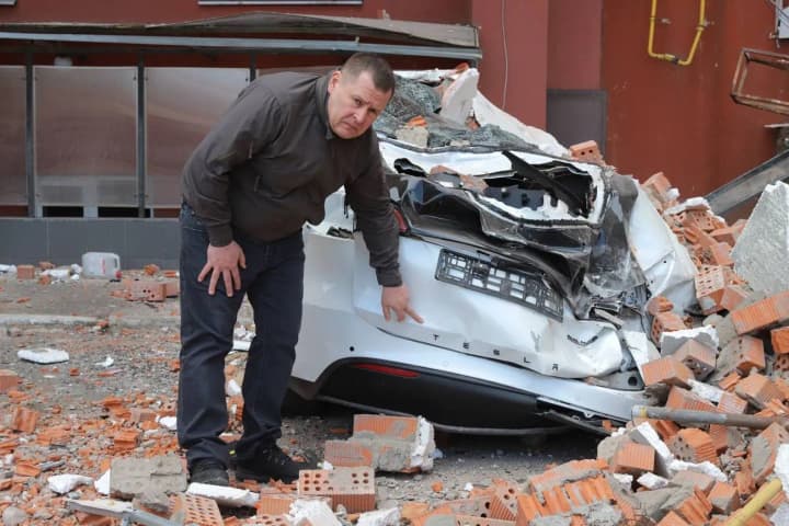 pass-this-photo-to-musk-the-mayor-of-dnipro-showed-the-tesla-car-destroyed-after-the-russian-attack