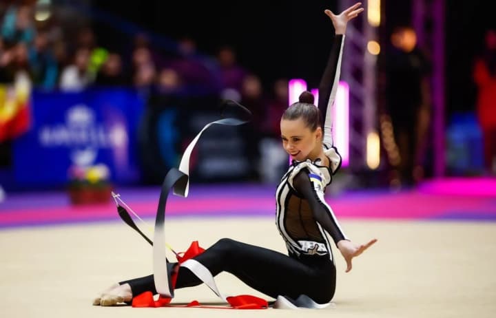 ukrainska-khudozhnia-himnastka-taisiia-onofriichuk-vtretie-pospil-peremohla-u-bahatoborstvi-na-etapakh-hran-pri