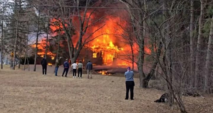 u-ssha-litak-vrizavsia-v-budynok-spalakhnula-pozhezha-ye-zahybli