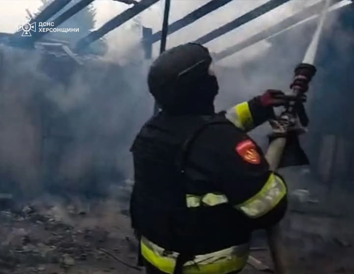 in-kherson-region-a-farm-building-and-a-garage-caught-fire-due-to-russian-shelling