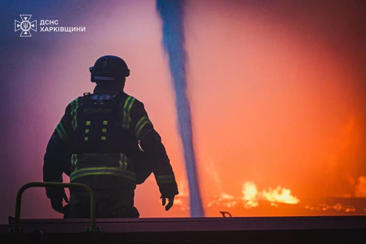 pozhar-na-predpriyatii-i-troe-postradavshikh-pokazali-posledstviya-massirovannoi-ataki-rf-dronami-na-kharkov